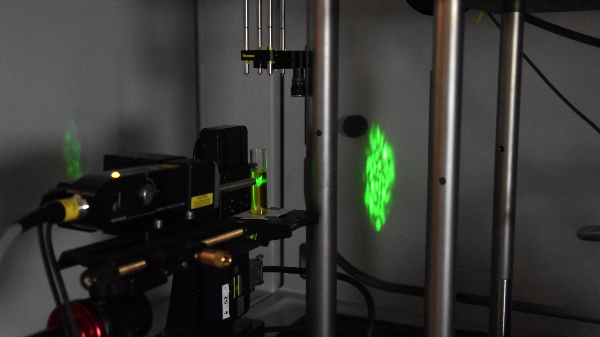 Analysis of a liquid sample containing nanomaterials